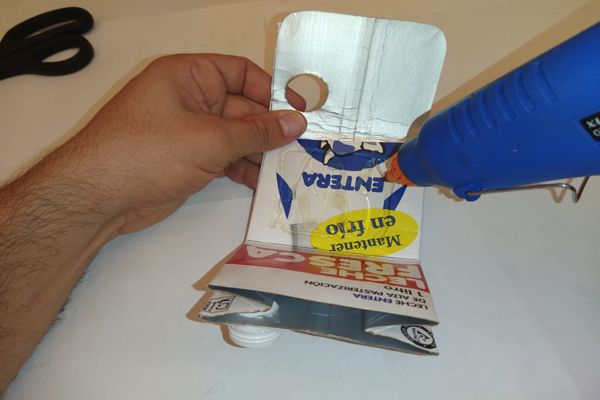 Aplicando silicona caliente