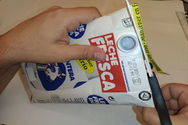 Primeros cortes del cartón de leche