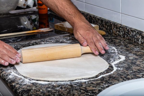 Estirando la masa con el rodillo