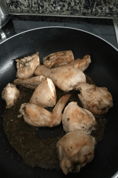 Sofrito de pollo para el gazpacho manchego